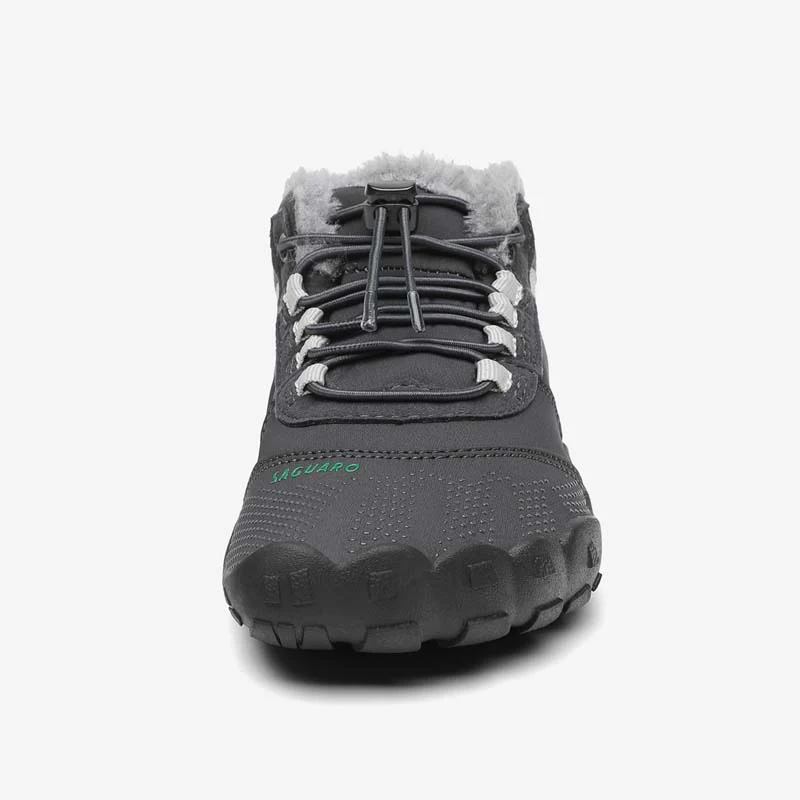 Vista frontal de la bota deportiva respetuosa modelo Will I en color gris oscuro, mostrando el diseño con cordones ajustables y puntera ancha para un movimiento libre y natural.