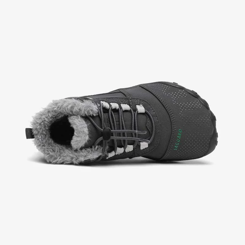 Vista superior de la bota deportiva respetuosa Saguaro modelo Will I en gris oscuro, destacando su interior forrado en pelo suave y diseño anatómico para mayor confort.