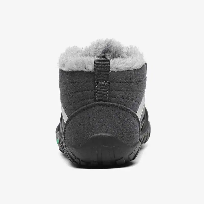 Vista trasera de la bota deportiva respetuosa Saguaro modelo Will I en gris oscuro, destacando su diseño funcional y forro de pelo suave para mayor calidez.