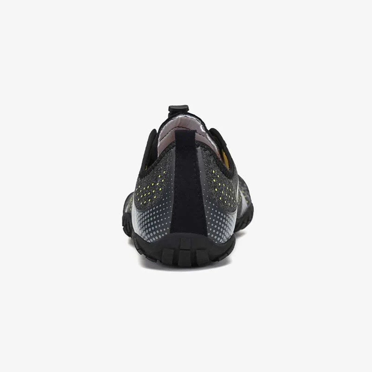 Vista trasera de la zapatilla barefoot Saguaro Fast I para mujer, diseño ajustado al talón con tejido perforado y lengüeta de extracción.