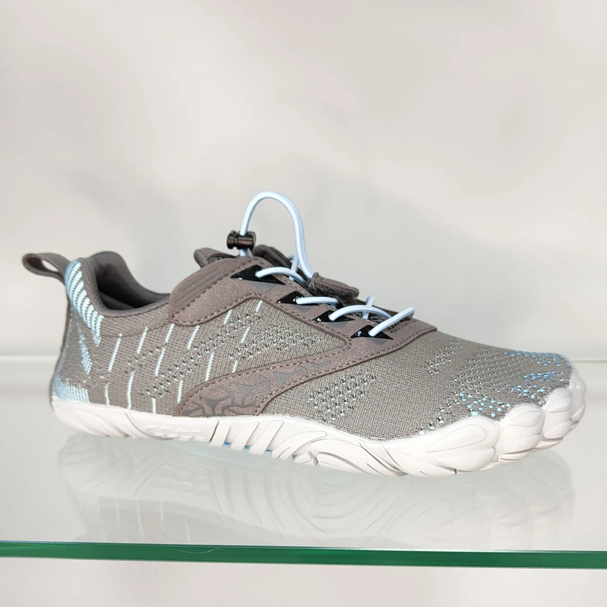 Vista lateral de la deportiva barefoot Saguaro gris con suela flexible