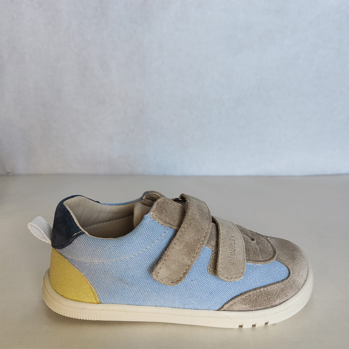 Zapatilla respetuosa unisex Piruflex azul y beige detalle
