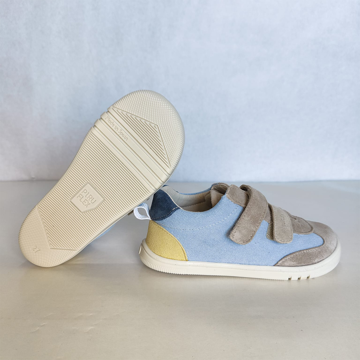 Zapatillas respetuosas unisex Piruflex azul y beige vista lateral