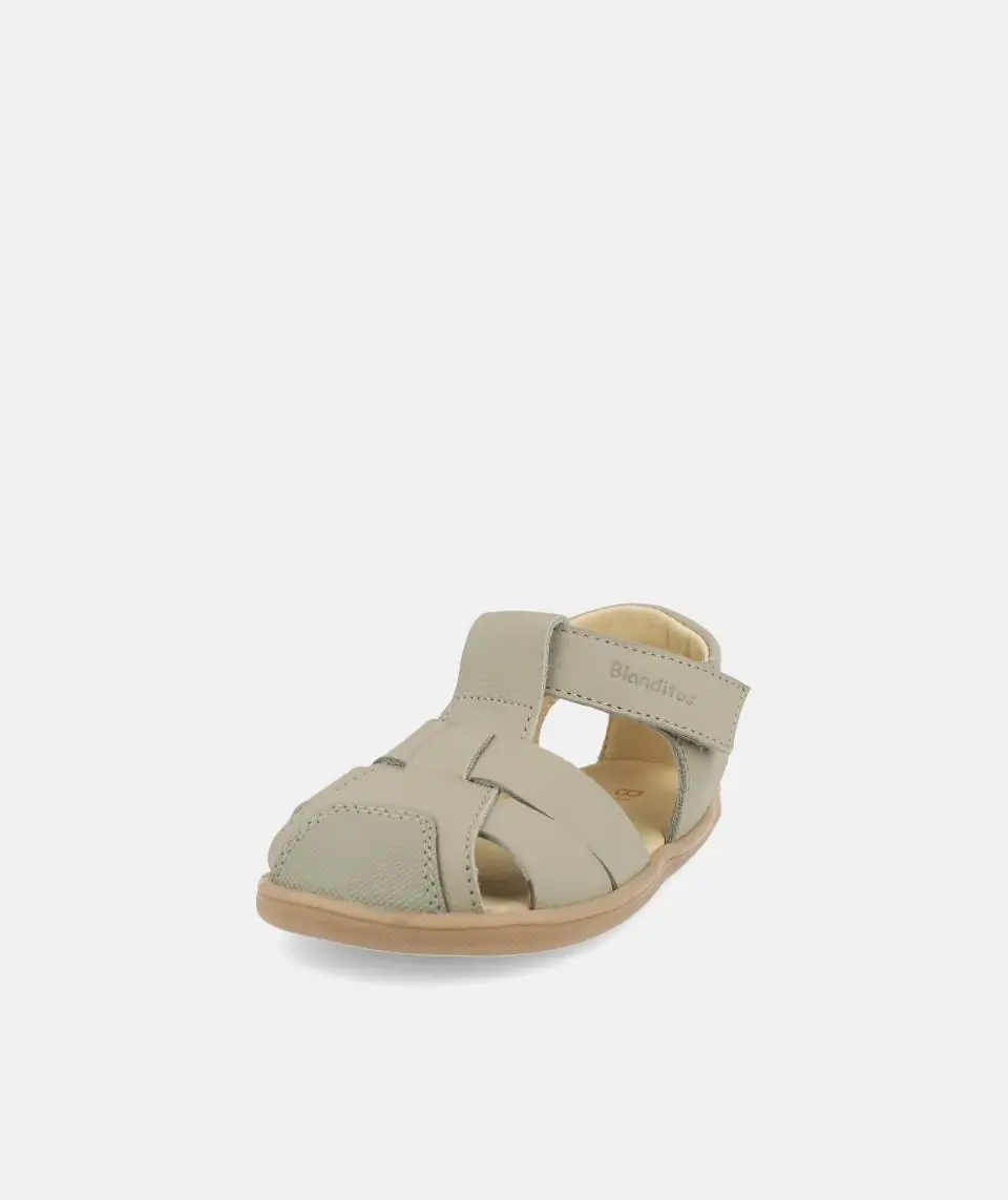 Vista lateral sandalias respetuosas niño modelo Costa