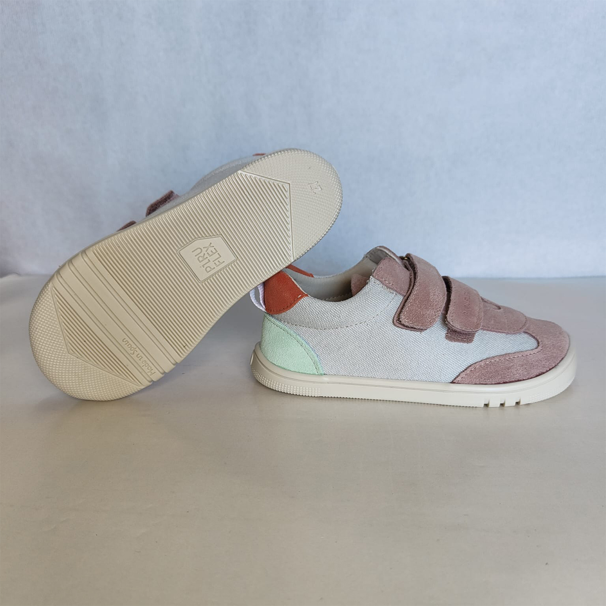 Zapatillas respetuosas unisex Piruflex rosa y beige vista trasera