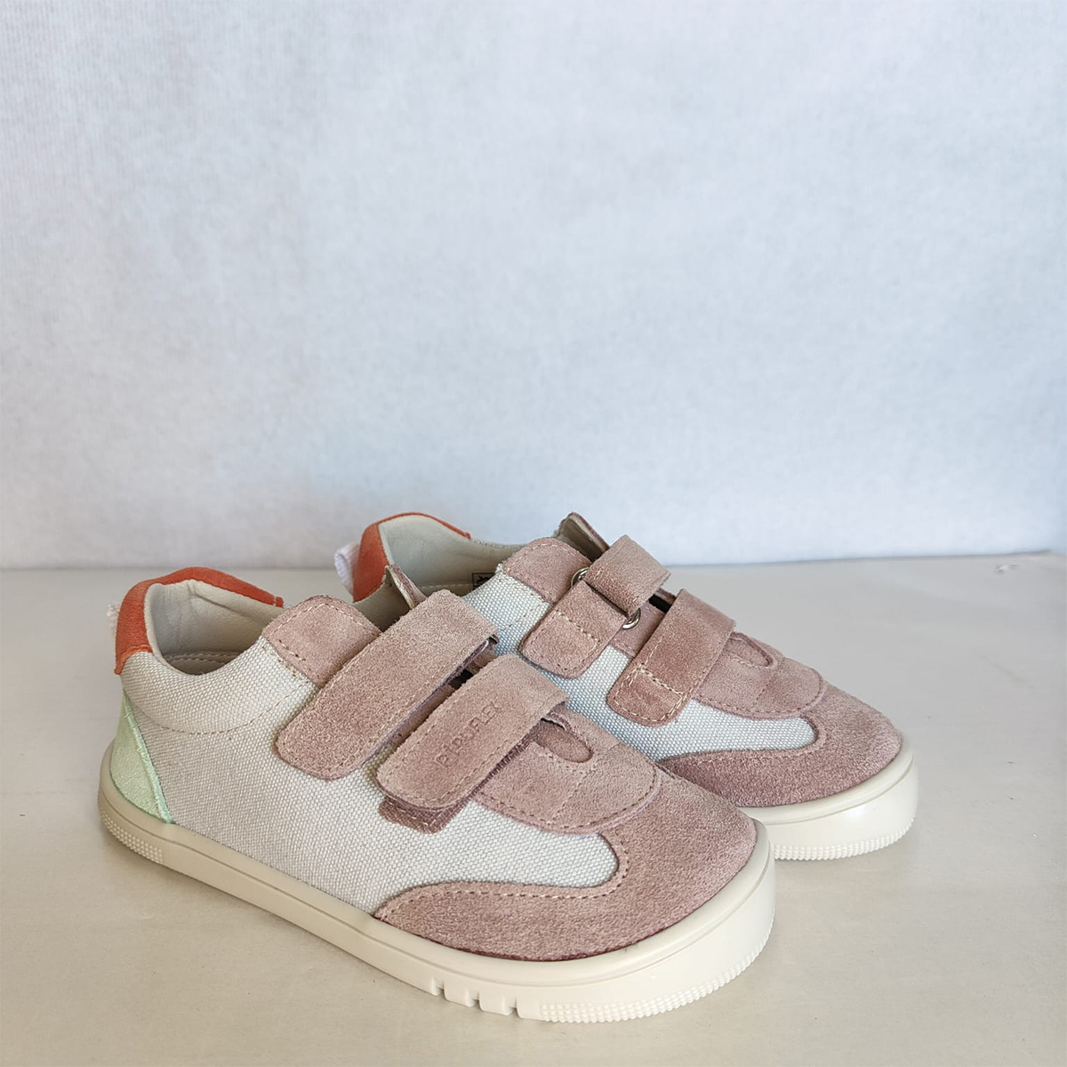 Zapatillas respetuosas unisex Piruflex rosa y beige vista lateral