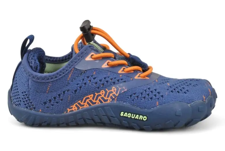 Zapatilla deportiva barefoot Saguaro azul oscuro con cordones naranjas, vista lateral