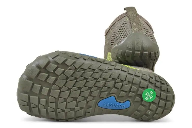 Zapatillas deportivas barefoot Saguaro verde oliva con suela vista, diseño técnico