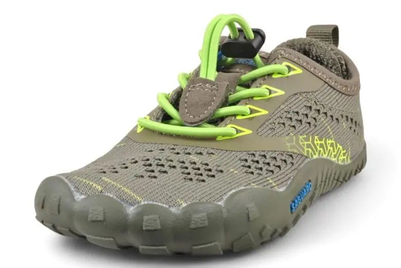 Zapatilla deportiva barefoot Saguaro verde oliva con cordones verde neón, vista lateral