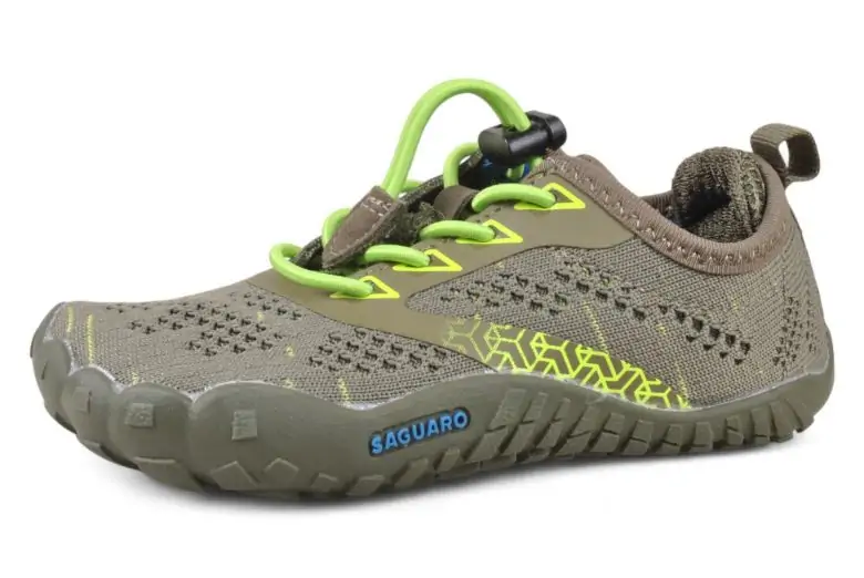 Zapatilla deportiva barefoot Saguaro verde oliva con cordones verde neón, vista lateral