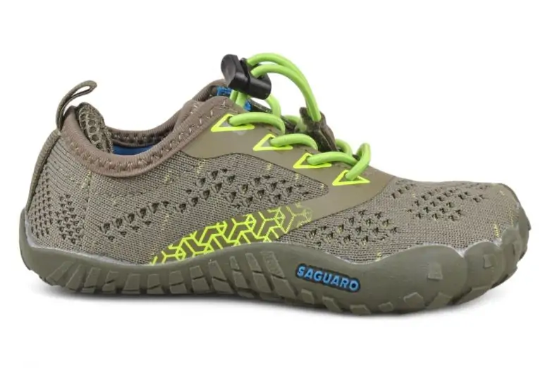 Zapatilla deportiva barefoot Saguaro verde oliva con cordones verde neón, vista lateral