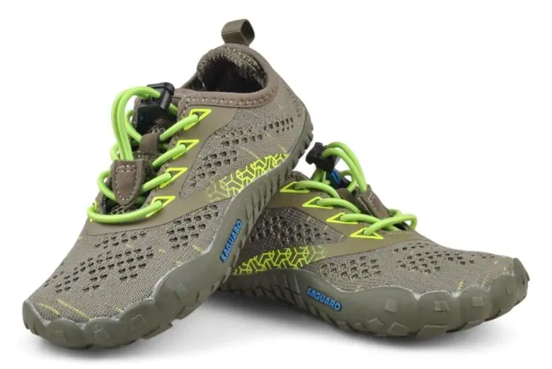 Zapatillas deportivas barefoot Saguaro verde oliva con cordones verde neón, vistas en conjunto